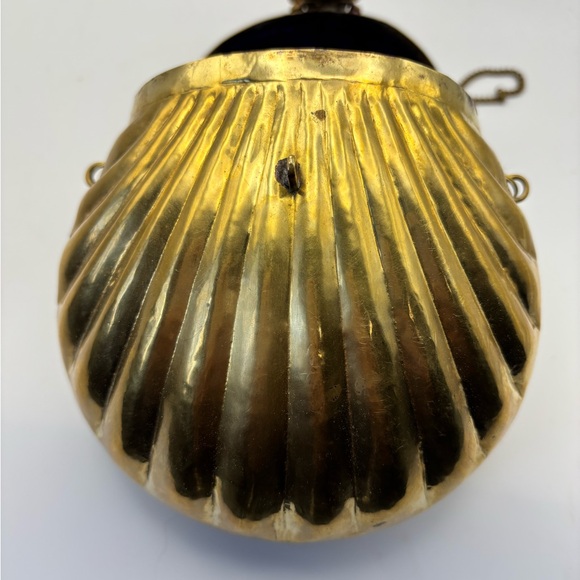 Vintage 1920-1940 Brass Shell-Shaped Clutch - Picture 10 of 11